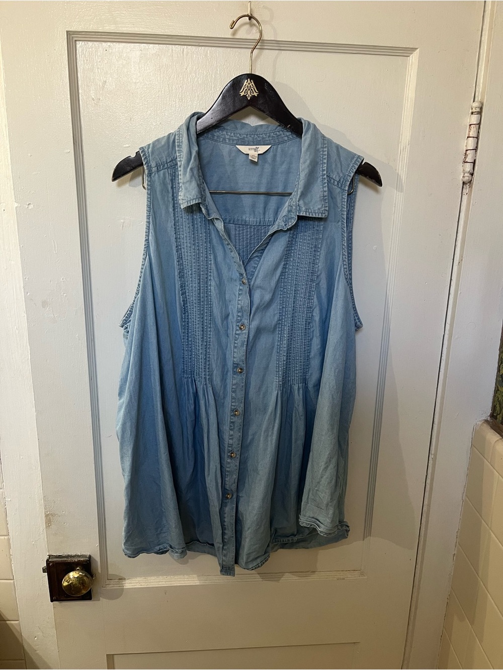 Terra & Sky Women's Plus 2X Light Wash Chambray Sleeveless Pintuck Top EUC